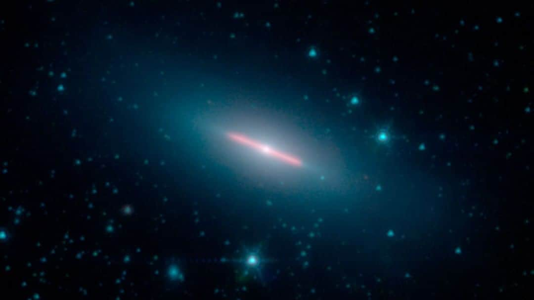 NASAさんのインスタグラム写真 - (NASAInstagram)「No, this red beam in space isn't a light saber! It's a galaxy, far, far away —  44 million light-years away, to be exact.  We often imagine galaxies as having massive spiral arms or thick disks of dust, but not all galaxies are oriented face-on as viewed from Earth. From our viewpoint, our Spitzer Space Telescope can detect this galaxy's infrared light but can only view the entire galaxy on its side where we can't see its spiral features. We know it has a diameter of roughly 60,000 light-years — a little more than half the diameter of our own Milky Way galaxy.  Click the link in the bio for more info ⬆️ Credits: NASA/JPL-Caltech #galaxy #spitzer #infrared #lightsaber #farfaraway」8月9日 1時04分 - nasa