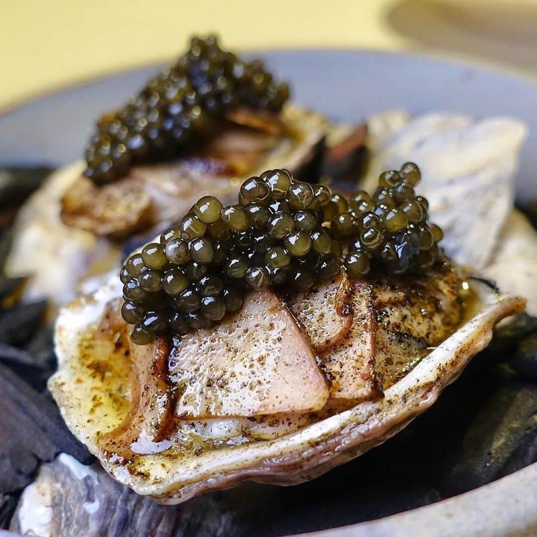 Eater LAさんのインスタグラム写真 - (Eater LAInstagram)「Kusshi oysters from @auburn.la. Warmed over coals and topped with porcini mushrooms, bone marrow, and osetra caviar. 📸: @thefoodandtravelguy. Hashtag #eaterla on your best photos for a chance to be featured.」8月9日 1時17分 - eater_la