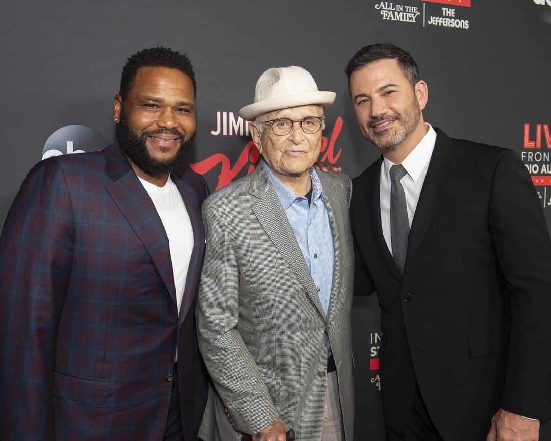 アメリカン・ブロードキャスティング・カンパニーのインスタグラム：「Celebrating Emmy nominations in style, @anthonyanderson and Norman Lear from #LiveInFrontOfAStudioAudience, and @jimmykimmel from @jimmykimmellive! 🌟」