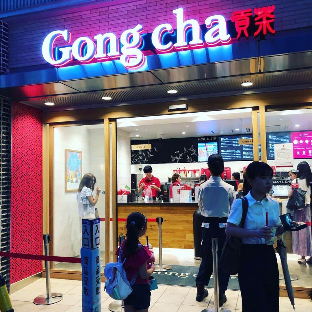 Liaさんのインスタグラム写真 - (LiaInstagram)「日本にもゴンチャきてるんだね！香港にあるのよりお店の雰囲気オッサレー感半端ないのでパシャリッ📷 ここのは今のところ私一推しです。#gongcha #pearlmilktea #タピオカミルクティー #好物  今度日本でも飲んでみよーっと。」8月9日 1時14分 - lia_vocalist
