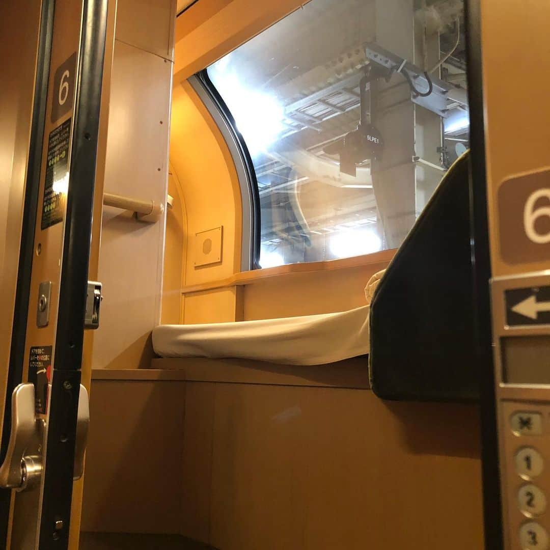 旺季志ずかさんのインスタグラム写真 - (旺季志ずかInstagram)「初めて寝台列車に乗ってるよ  めっちゃいいやん！  #サンライズ出雲」8月9日 1時26分 - shizuka_ouki