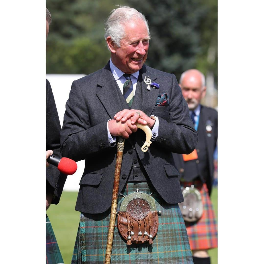 クラレンス邸さんのインスタグラム写真 - (クラレンス邸Instagram)「The Duke of Rothesay today attended the Ballater Highland Games in Scotland and viewed traditional events including Piping and weight throwing, and met the local Ballater Tug-of-war team.  After arriving at the Games, The Duke raised the Highland Games standard, officially opening the event.  The Games have been held in Ballater since 1864 and attract athletes from all over the world. Congratulations to everyone who took part! 📸 PA」8月9日 1時18分 - clarencehouse