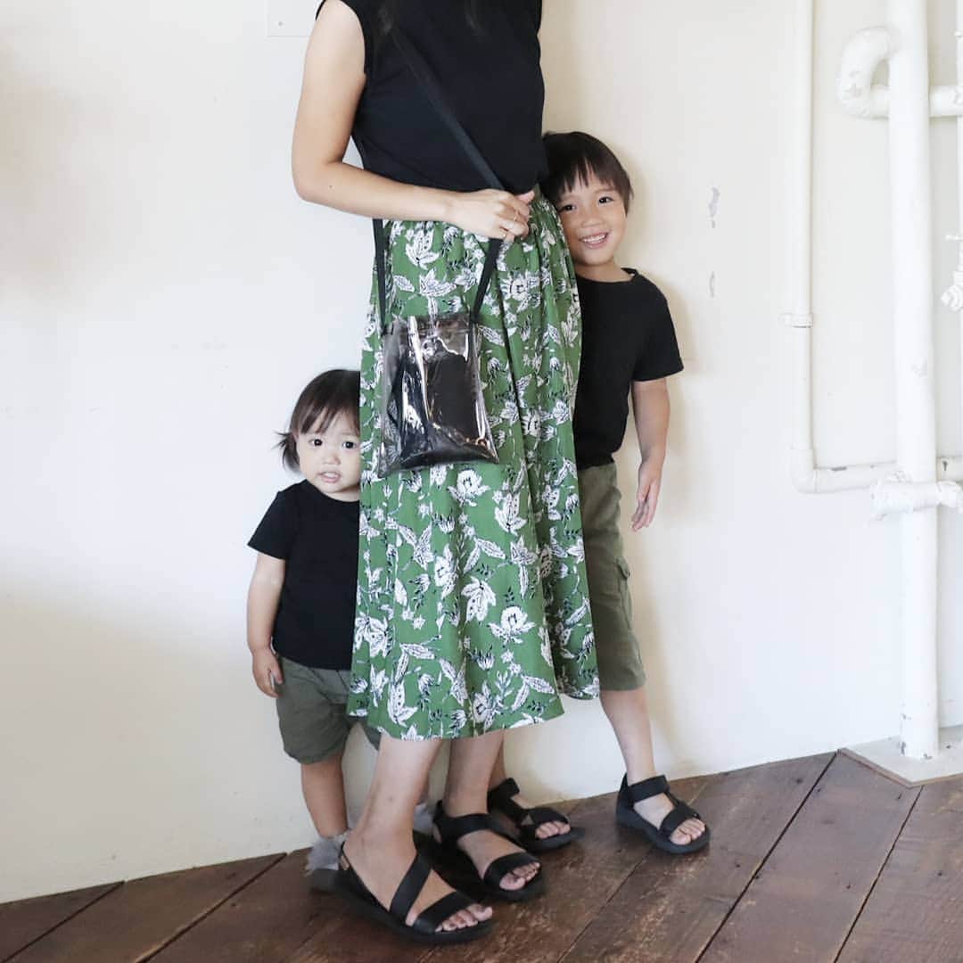 Eri Satoさんのインスタグラム写真 - (Eri SatoInstagram)「black×olive greenリンクコーデ · tops: @pierrot_shop (a1711-011679) shoes: @pikolinos_shoes bag: @daiso_official · トップスは色違い含め、週2ペースで着てます。オススメ😘 しかし腕の日焼けがすごい😥 · 3枚目、なぜか私の後ろに隠れる二人🙄 娘がやんちゃになってきて、毎日汗だくで追いかけてます😩💦 · 今日息子とYouTube見てたら ヒカキンさんが地元の駅に降り立っててびっくり😂駅なんてちらっとしか見えてないけどすぐわかった😂いらっしゃいませ福島🍑 · #fashion#ootd#outfit#code#coordinate#style#instafashion#instagood#instalike#ファッション#コーディネート#コーデ#プチプラ#プチプラコーデ#ママコーデ#シンプルコーデ#mamagirl#locari#ママファッション #partegram#読者モデル#ママモデル #l4like#カジュアル#お洒落さんと繋がりたい#親子リンクコーデ愛好家#玉ねぎヘアー」8月9日 1時20分 - satoeri626
