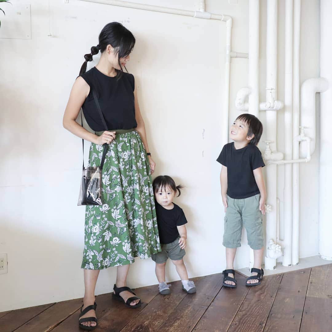 Eri Satoのインスタグラム：「black×olive greenリンクコーデ · tops: @pierrot_shop (a1711-011679) shoes: @pikolinos_shoes bag: @daiso_official · トップスは色違い含め、週2ペースで着てます。オススメ😘 しかし腕の日焼けがすごい😥 · 3枚目、なぜか私の後ろに隠れる二人🙄 娘がやんちゃになってきて、毎日汗だくで追いかけてます😩💦 · 今日息子とYouTube見てたら ヒカキンさんが地元の駅に降り立っててびっくり😂駅なんてちらっとしか見えてないけどすぐわかった😂いらっしゃいませ福島🍑 · #fashion#ootd#outfit#code#coordinate#style#instafashion#instagood#instalike#ファッション#コーディネート#コーデ#プチプラ#プチプラコーデ#ママコーデ#シンプルコーデ#mamagirl#locari#ママファッション #partegram#読者モデル#ママモデル #l4like#カジュアル#お洒落さんと繋がりたい#親子リンクコーデ愛好家#玉ねぎヘアー」