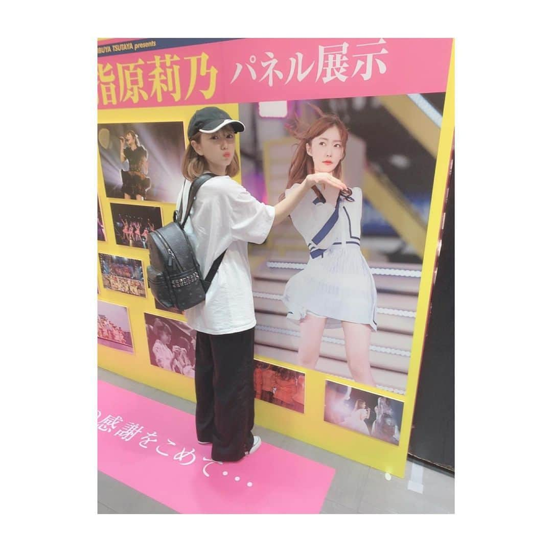 村重杏奈さんのインスタグラム写真 - (村重杏奈Instagram)「渋谷のTSUTAYAに姉さんが居たので 写真撮った🧸 村重もちょっっこっと映ってたよ❤️」8月9日 1時20分 - hktanna4848