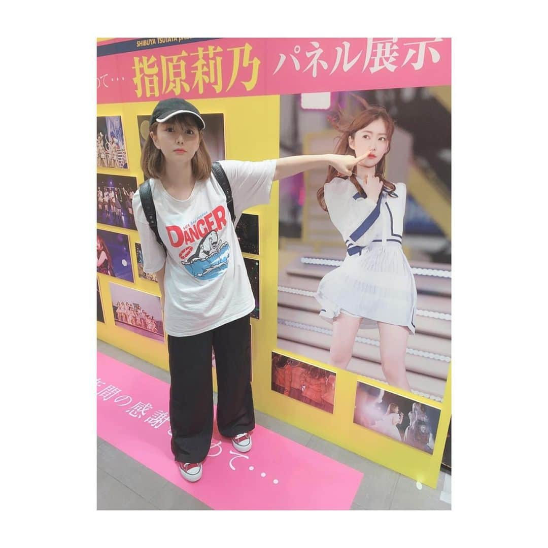 村重杏奈さんのインスタグラム写真 - (村重杏奈Instagram)「渋谷のTSUTAYAに姉さんが居たので 写真撮った🧸 村重もちょっっこっと映ってたよ❤️」8月9日 1時20分 - hktanna4848