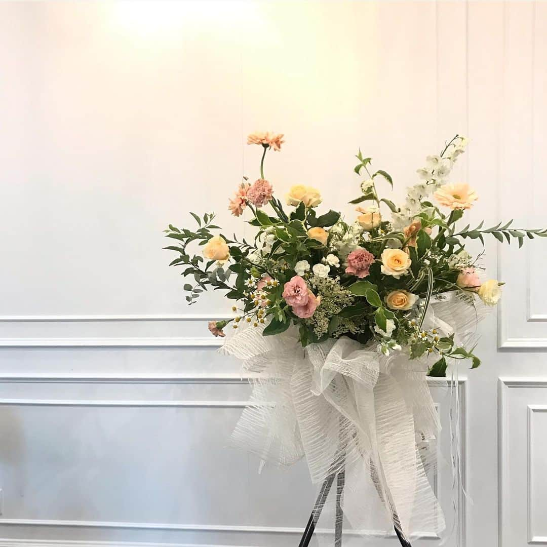 플로리스트 이주연 florist Lee Ju Yeonさんのインスタグラム写真 - (플로리스트 이주연 florist Lee Ju YeonInstagram)「. . @blossom_m_florist x @vanessflower . Flower work shop in Malaysia 🖤 . . Opening Stand Flower . . #수업문의 #주문예약 #lesson #Order  Katalk ID vaness52 클래스상시모집 당일꽃주문가능 WeChat ID vaness_flower E-mail vanessflower@naver.com . 강남구 역삼동608-16 📞02-545-6813 . #vanessflower #florist #flowershop #handtied #flowerlesson #花束 #花束包装 #바네스플라워 #플라워카페 #플로리스트 #꽃다발 #부케 #플로리스트학원 #역삼동꽃집 #역삼역꽃집 #언주역꽃집 #꽃꽂이수업 #플라워레슨 #꽃다발포장법 #꽃수업 #꽃주문 #하우스웨딩 #대관」8月9日 1時20分 - vanessflower