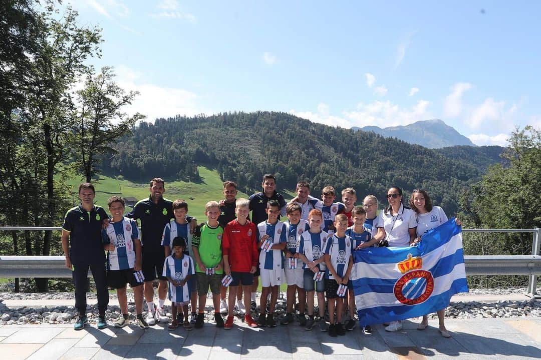 RCDエスパニョールさんのインスタグラム写真 - (RCDエスパニョールInstagram)「Meeting with our players of RCDE Football Camp in Meggen! Thanks for visiting and cheering us! 😊⚽🇨🇭 - #RCDE | #Volem | #EspanyoldeBarcelona」8月9日 1時21分 - rcdespanyol