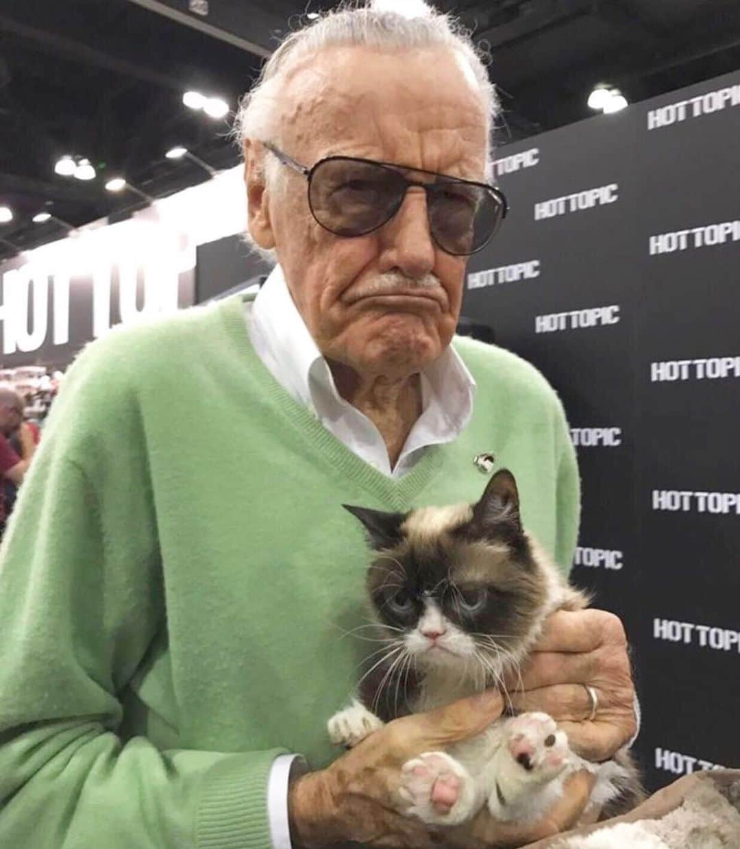 スタン・リーさんのインスタグラム写真 - (スタン・リーInstagram)「Throwing it back for #InternationalCatDay in honor of these two legends. #tbt」8月9日 1時28分 - therealstanlee