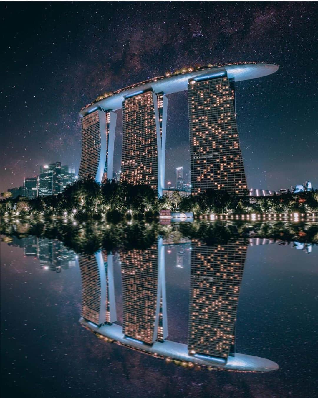 Earth Picsさんのインスタグラム写真 - (Earth PicsInstagram)「Lovely Singapore 🇸🇬 at night, tag someone that would love to stay at this hotel 🏨 photo by @highonmars」8月9日 1時29分 - earthpix