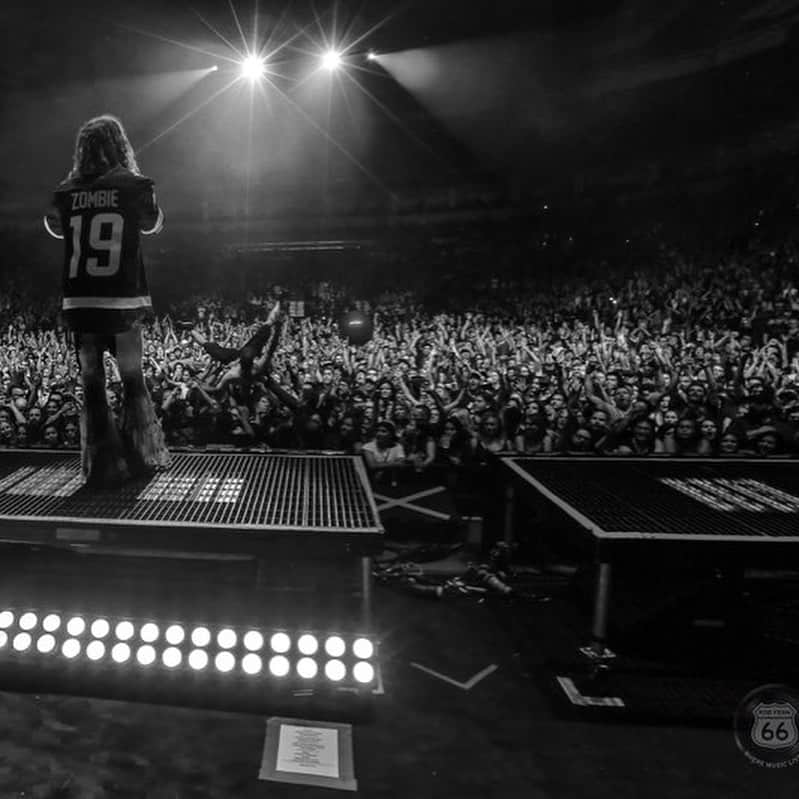 ロブ・ゾンビさんのインスタグラム写真 - (ロブ・ゾンビInstagram)「Winnipeg was kooky good fun from start to finish! #robzombie #piggyd #johnfive #sherimoonzombie #gingerfish #winnipeg #robfennphotography」8月9日 1時30分 - robzombieofficial