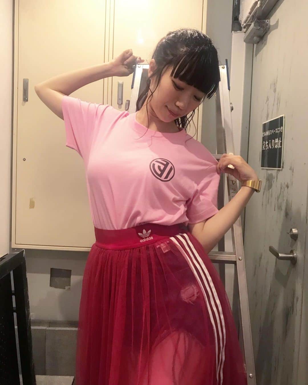 ぱいぱいでか美のインスタグラム：「８月８日はぱいぱいの日！ありがとうございました❤︎ これが居酒屋の絆です。撮影ロビン。 ꙳ #8月8日はぱいぱいの日 #ぱいぱいでか美withメガエレファンツ #JABBADAFOOTBALLCLUB ꙳ 楽しかった〜〜〜！ やっぱり歌うのが一番好きだし いろんなものを削って込めて本当にベタだけど 命燃やしてできることをさせてもらえてて幸せだなと思った。 一生できたらいいなと思いました。 とりあえず来年もあけといてね８月８日！ まだ何も決まってないけど！ そして今年2マンしてくれたJABBA！ 今日も超かっこよくて最高だった！ デカミバレンタインさせてもらいました。笑 今日限定のピンクteeも可愛くて明日からヘビロテしまくろ〜 ゲットしたみなさんはインターネットハズバンド、インターネットワイフとしてよろしくお願いします。笑 そんで、でか美ヲタクでJABBAを初めて見た方も イベント全体通して最高だったって言ってくれて嬉しかった〜 そしてJABBAのファンの方もみんな優しかった〜 これからも居酒屋で絆育んでいきましょう。 . 今日のライブで思ったこと いろいろあるけど一言で言うと もっとみんな私のこと信頼してついてきていいよ！ って感じだな！笑 伝わるかなー。 だってライブ絶対いいし楽しいじゃん。 今後もよろしくね。 ライブある時は告知してるから歌聴きに来てね！」