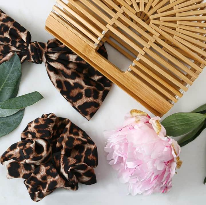 オレリアさんのインスタグラム写真 - (オレリアInstagram)「Jazz up your hair do with our Leopard Print accessories! Take your style to the next level by pairing with our structured bamboo bag for a statement occasion look!⁠ ⁠ #oreliajewellery #oreliaaccessories #leopardprint #bamboobag⁠」8月9日 1時45分 - oreliajewellery