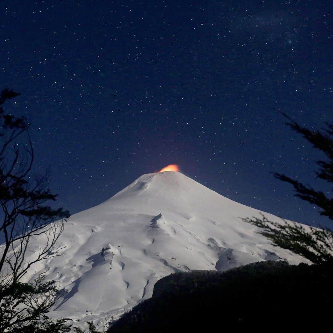NBC Newsさんのインスタグラム写真 - (NBC NewsInstagram)「The Villarrica #volcano is seen at night in #Chile. . 📷 Cristobal Saavedra / @reuters」8月9日 1時49分 - nbcnews