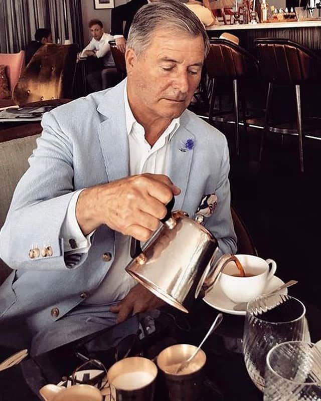 ハケットのインスタグラム：「#ThrowbackThursday to our founder Mr Jeremy Hackett enjoying a very British break on Savile Row, discussing an incredibly thrilling project coming up. Keep your eyes peeled for one of our most exciting announcements yet. #Regram @mrjhackett #HackettSavileRow」