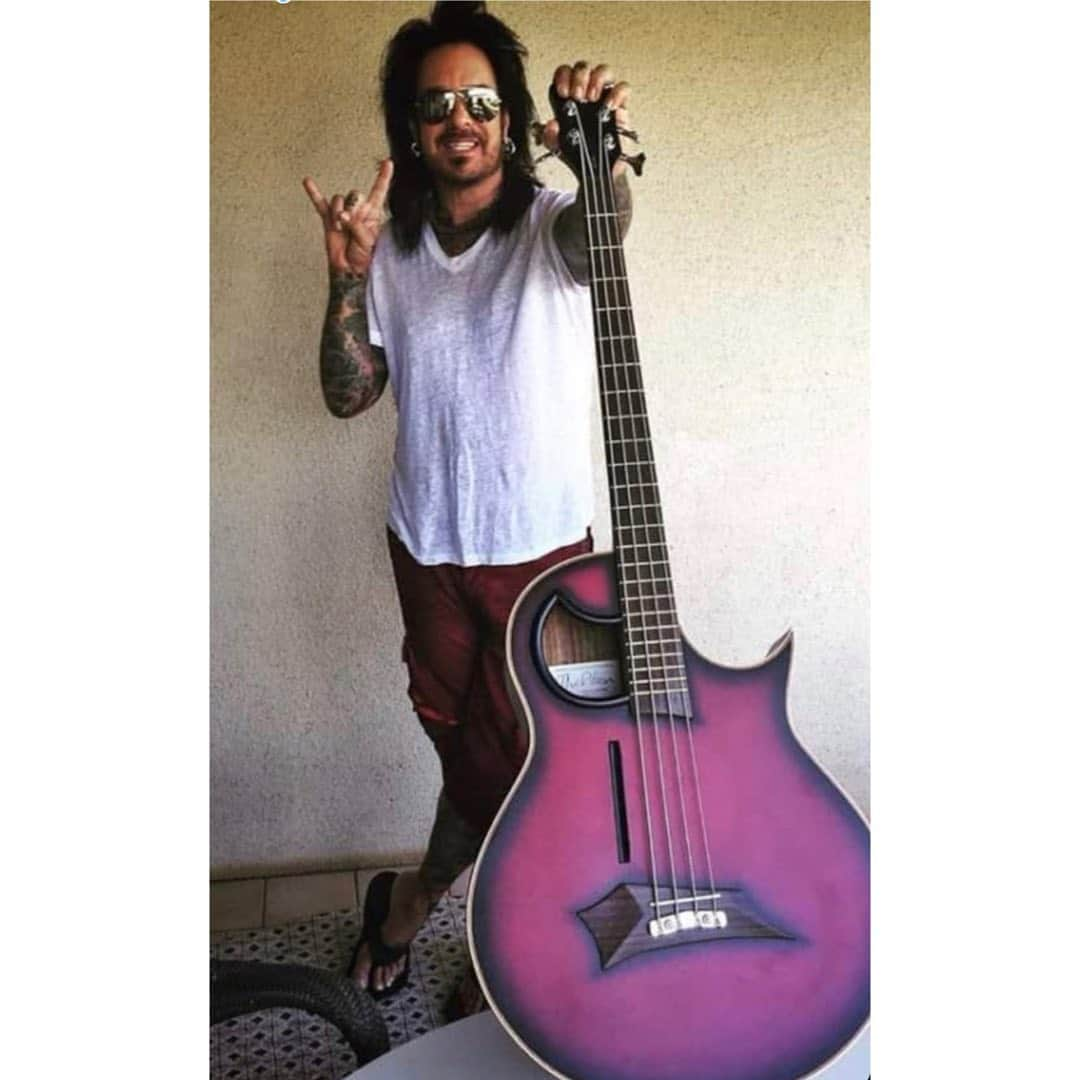 ニッキー・シックスさんのインスタグラム写真 - (ニッキー・シックスInstagram)「T.H.U.R.S.D.A.Y. Love this acoustic bass...Sounds so  mellow with flat wounds on it. @framuswarwickofficial #bassplayer #rocknroll」8月9日 2時07分 - nikkisixxpixx