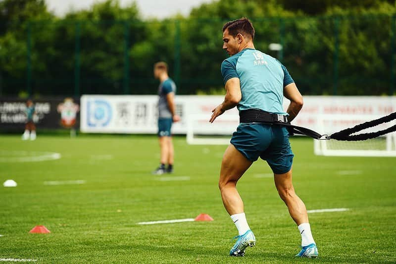 セドリック・ソアレスさんのインスタグラム写真 - (セドリック・ソアレスInstagram)「Another good training session preparing the premier league start 💪」8月9日 2時12分 - cedricsoares41