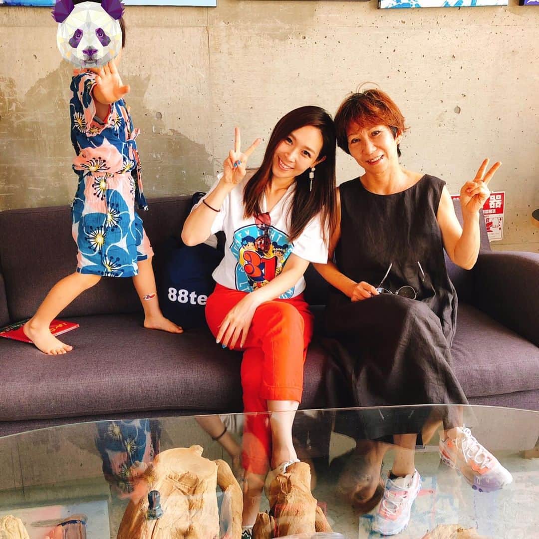 愛内里菜のインスタグラム：「88tees  8月8日﻿ 31周年おめでとうございます🌈🌴🌺😆‼️‼️﻿ ﻿ I❤️88tees﻿ ﻿ 88teesのマスコットキャラクターのヤヤちゃんは﻿ オーナーのルーキーさんの娘ちゃんをイメージして﻿ 生まれたキャラクターなんだよ☺️﻿ そして毎週新作を出してるって🤭✨﻿ 愛の溢れるブランド‼️﻿ ﻿ その娘ちゃんが﻿ ILA SWIMを手掛けるエビアンちゃん☺️﻿ ﻿ オーナーのルーキーさんが大阪に来てた時に﻿ ティータイムした時のショット📷﻿ ﻿ 31周年Tシャツ🌹﻿ ﻿ ラック撮影し始めたら﻿ 入り込んできた🤭🤣﻿ ﻿ 今日も美しいカメラ目線をありがとう‼️﻿ いつもの生配信でその気になってきてる🤣🤣﻿ 出たがり🤣🤣﻿ ﻿ 今日は夜配信する！って言ってたのに﻿ タイミングを逃してしまいました🙏﻿ ごめんなさい😢﻿ ﻿ ﻿ @88teesofficial  @88teesfamily  @avian_official  @shop_ila_swim  #88tees ﻿ #ハワイ土産 #ハワイ土産の定番  #ハワイ大好き﻿ #hawaii﻿ #tシャツ #tシャツコーデ﻿ #tシャツ部﻿ #愛内里菜 改め#R として #歌手 再始動﻿ #垣内りか #垣内倶楽部 ﻿」