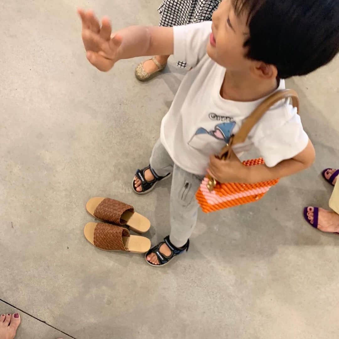 亀恭子さんのインスタグラム写真 - (亀恭子Instagram)「とある日の、shopping time . . . みんなで色々試着してたら、 なんと。 息子がバッグとシューズを選んで持ってきました。 「ママ、これとこれがいいよ。」と . . 靴まで履かせてくれて、 オレンジのバッグは彼的にはイチオシのコーディネートだったらしく 「これも絶対買ってね！」と。 . . 私の仕事現場を見たことないのに… スムーズなセレクトに感動して 思わずパチリ❤︎w . . #hawaii #vacation #summervacation #shopping #mystylist #myson #ちなみに #淡い水色のオールインワンに #オレンジのバッグを合わせてきました #かわいいね ^ ^」8月9日 2時14分 - kame_kyo