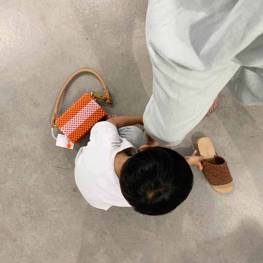 亀恭子さんのインスタグラム写真 - (亀恭子Instagram)「とある日の、shopping time . . . みんなで色々試着してたら、 なんと。 息子がバッグとシューズを選んで持ってきました。 「ママ、これとこれがいいよ。」と . . 靴まで履かせてくれて、 オレンジのバッグは彼的にはイチオシのコーディネートだったらしく 「これも絶対買ってね！」と。 . . 私の仕事現場を見たことないのに… スムーズなセレクトに感動して 思わずパチリ❤︎w . . #hawaii #vacation #summervacation #shopping #mystylist #myson #ちなみに #淡い水色のオールインワンに #オレンジのバッグを合わせてきました #かわいいね ^ ^」8月9日 2時14分 - kame_kyo