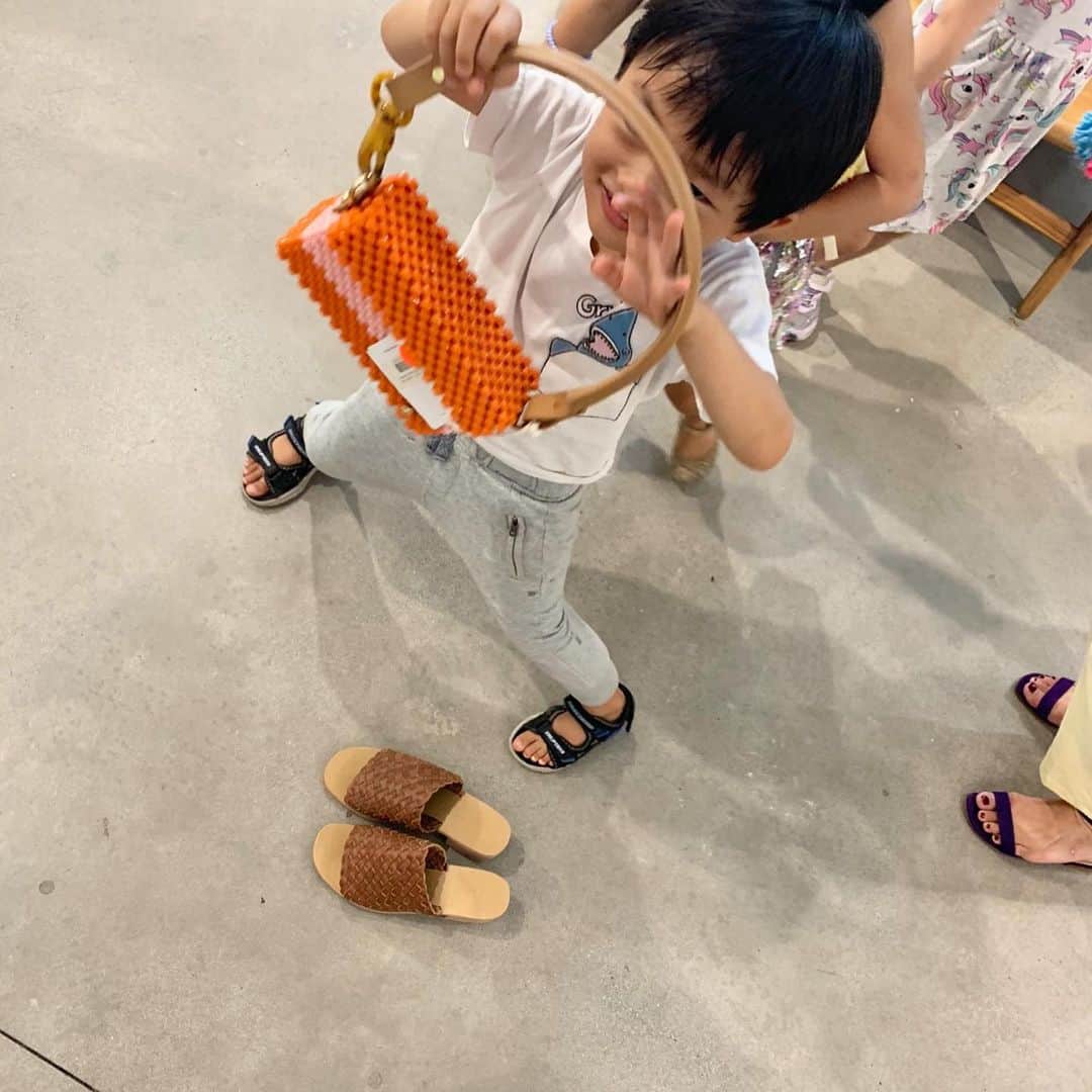 亀恭子のインスタグラム：「とある日の、shopping time . . . みんなで色々試着してたら、 なんと。 息子がバッグとシューズを選んで持ってきました。 「ママ、これとこれがいいよ。」と . . 靴まで履かせてくれて、 オレンジのバッグは彼的にはイチオシのコーディネートだったらしく 「これも絶対買ってね！」と。 . . 私の仕事現場を見たことないのに… スムーズなセレクトに感動して 思わずパチリ❤︎w . . #hawaii #vacation #summervacation #shopping #mystylist #myson #ちなみに #淡い水色のオールインワンに #オレンジのバッグを合わせてきました #かわいいね ^ ^」