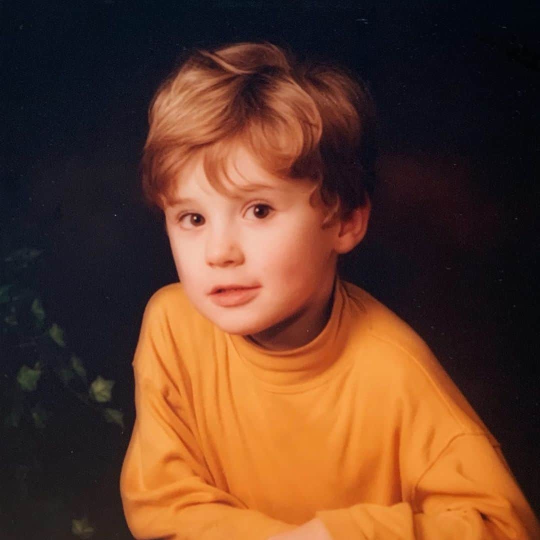 ダニエル・ハウウェルのインスタグラム：「i literally peaked age five ⠀⠀⠀⠀⠀⠀⠀⠀⠀ ∙ cute, poised, sassy ∙ infectious happiness ∙ big imagination and an open heart ⠀⠀⠀⠀⠀⠀⠀⠀⠀ ..or did i? ⠀⠀⠀⠀⠀⠀⠀⠀⠀ find a photo of yourself when you were five years old, what would you say about them? try and list three positive things. now remember, this child is you - you deserve the same kindness. this is ‘inner-child visualisation’ and it’s a good reminder that how we talk about ourselves affects who we believe we are. when we feel good about ourselves it’s easier to deal with life’s challenges! ⠀⠀⠀⠀⠀⠀⠀⠀⠀ post a photo of your younger self on your grid or story and the three positive things you’d say to share this message with #5YearOldSelfie @youngmindsuk」