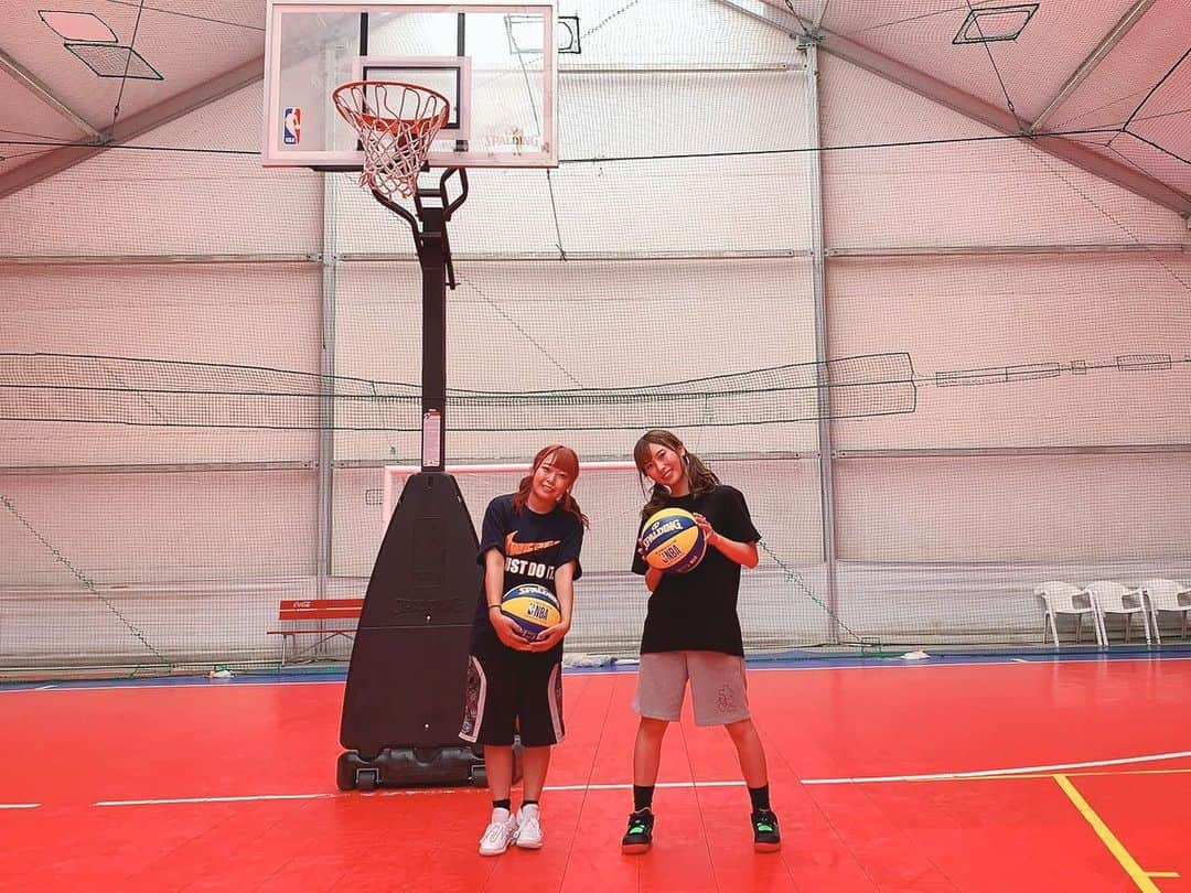 日向結衣さんのインスタグラム写真 - (日向結衣Instagram)「. UUUMバスケ部 . 運動するっていいねっ⛹️‍♀️ 女子2人しか居ないけど 楽しかった♡ . 女子部員増えないかな…💭 .」8月9日 2時20分 - hinatayui0826