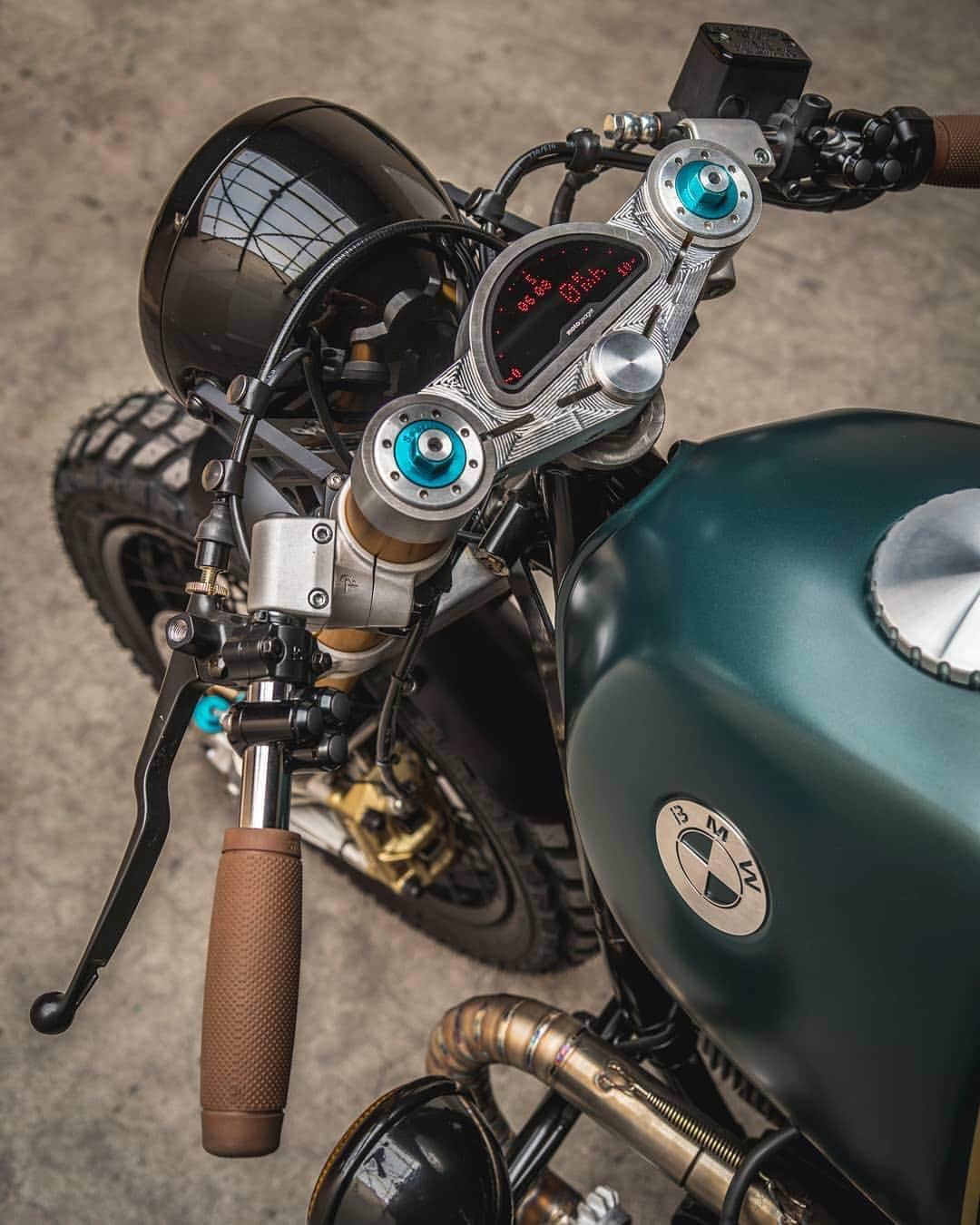 epidemic_motorsさんのインスタグラム写真 - (epidemic_motorsInstagram)「Custom motorcycles VS keeping them original. What's your point of view?🧐 📸 @paul_vanml ---------------------------- BMW R100 by @arjanvandenboom and @eric.kalter 💪💀」8月9日 2時26分 - epidemic_motors