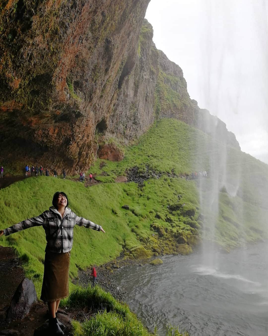 桐島瑞希さんのインスタグラム写真 - (桐島瑞希Instagram)「セリャラントスフォスの滝🏞️ アイスランドですっかり滝好きになってしまった😙💕 ここは、滝の裏側に回る事が出来るのが面白い❗ もちろん全身びしょ濡れ😂 カッパを着てる人がほとんどでした🙄  #セリャラントスフォスの滝 #seljalandsfoss #seljalandsfosswaterfall #iceland #アイスランド #アイスランド旅行 #ヴィーク #waterfall #滝 #滝好き #海外旅行好きな人と繋がりたい #海外旅行 #travelphotography #旅したくなるフォト」8月9日 2時31分 - mizkirisiii