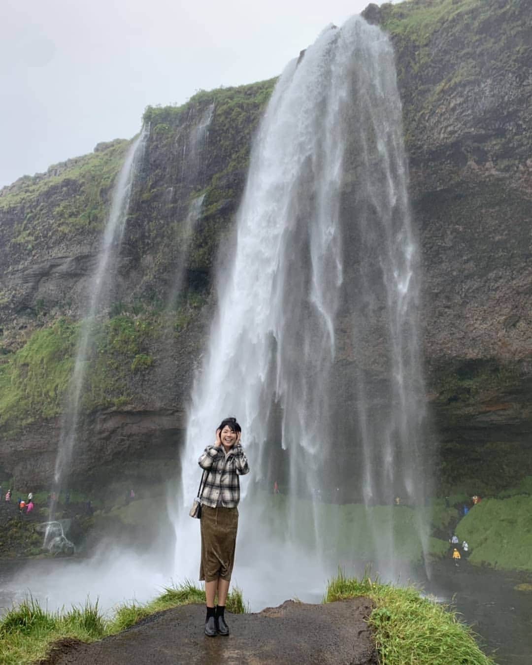 桐島瑞希さんのインスタグラム写真 - (桐島瑞希Instagram)「セリャラントスフォスの滝🏞️ アイスランドですっかり滝好きになってしまった😙💕 ここは、滝の裏側に回る事が出来るのが面白い❗ もちろん全身びしょ濡れ😂 カッパを着てる人がほとんどでした🙄  #セリャラントスフォスの滝 #seljalandsfoss #seljalandsfosswaterfall #iceland #アイスランド #アイスランド旅行 #ヴィーク #waterfall #滝 #滝好き #海外旅行好きな人と繋がりたい #海外旅行 #travelphotography #旅したくなるフォト」8月9日 2時31分 - mizkirisiii