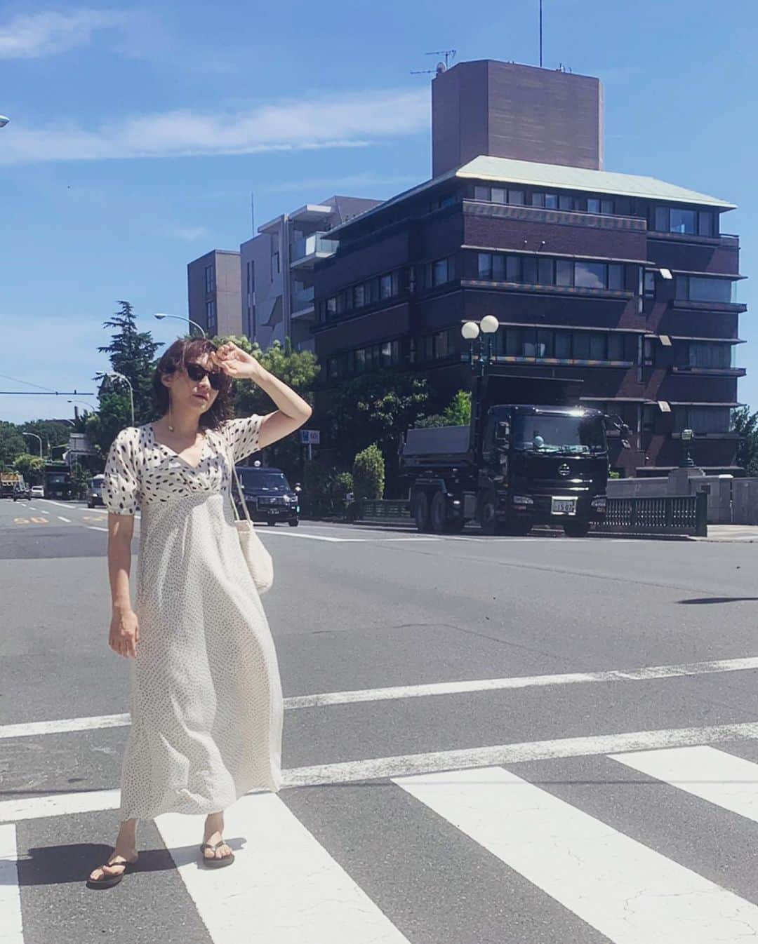 風間ゆみえさんのインスタグラム写真 - (風間ゆみえInstagram)「Summer monotone drees👀🤳 @stylings_official こちらプレフォールのドレスだけど、 暑いから足元はビーサン。  スカートの丈、丈感好き。 #yumie_k_style」8月9日 2時31分 - yumie_kazama