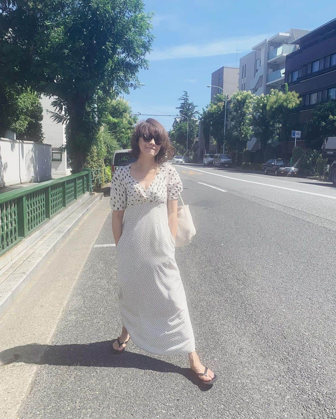 風間ゆみえさんのインスタグラム写真 - (風間ゆみえInstagram)「Summer monotone drees👀🤳 @stylings_official こちらプレフォールのドレスだけど、 暑いから足元はビーサン。  スカートの丈、丈感好き。 #yumie_k_style」8月9日 2時31分 - yumie_kazama