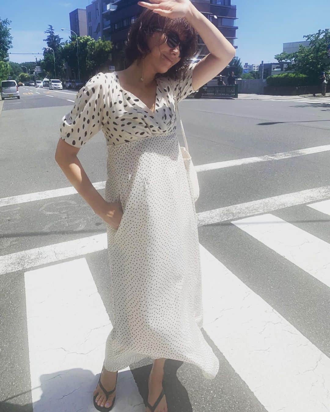 風間ゆみえのインスタグラム：「Summer monotone drees👀🤳 @stylings_official こちらプレフォールのドレスだけど、 暑いから足元はビーサン。  スカートの丈、丈感好き。 #yumie_k_style」