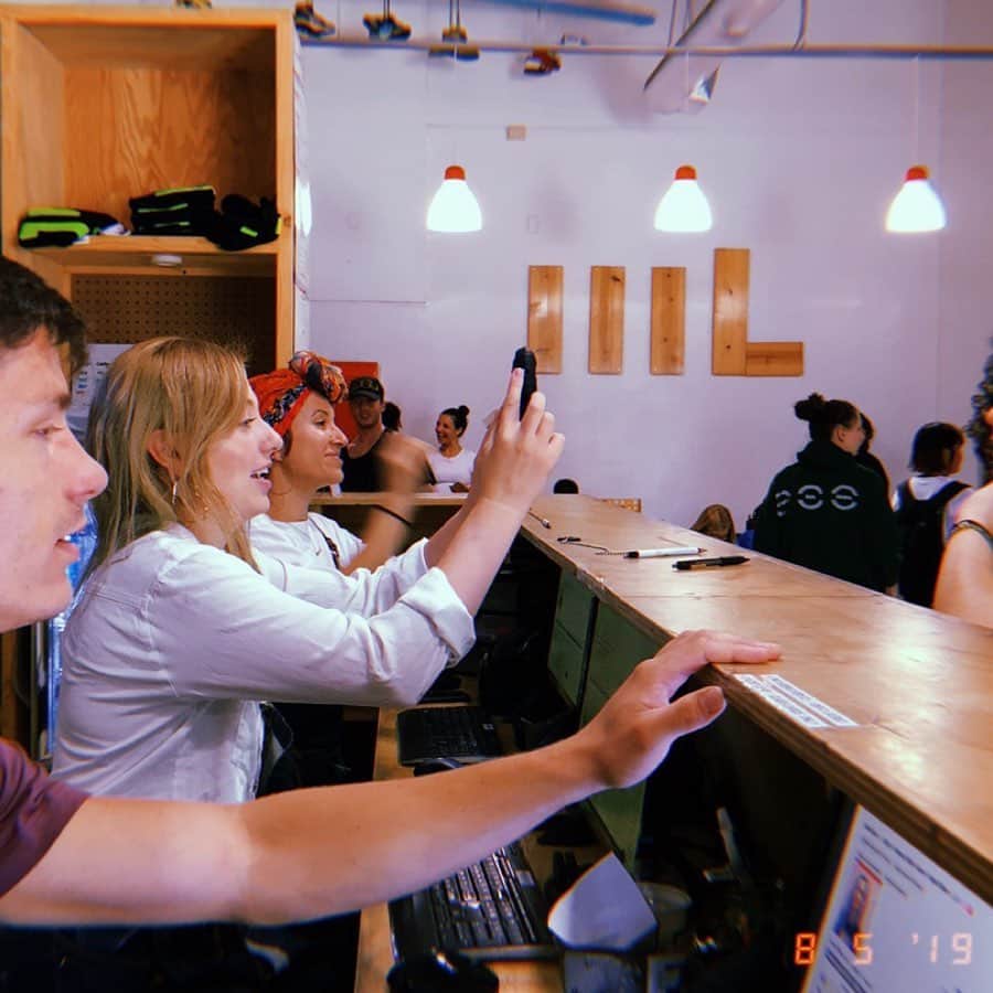 ショーン・エバリストのインスタグラム：「@movement.lifestyle 💚 Everyone plays an important part in the ecosystem of this thing. 🌱From teacher to student, staff to workstudy, studio facility to service, graphics to apparel, marketing to social media, creativity to finance, all the between and so much more. Just sharing some appreciation for it all, thankful for what we have. Gonna keeping it moving like we always do🍃 . Also...Heads up!! workstudy showcase coming up on the 10th for those in town or in the Noho area. Check the @movement.lifestyle IG for info. I won’t be able to be there due to travels so please give em some love!!」