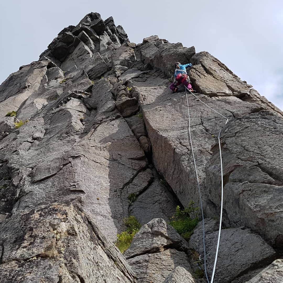 カタリーナ・ザーヴァインさんのインスタグラム写真 - (カタリーナ・ザーヴァインInstagram)「It's incredible how much rock there is on the Lofoten! Especially if you are keen on doing (almost) bolt free short to medium long multipitches it's like paradise. And there is still soooo much potential for new lines! Can't wait to go back next year and try something new😀🤩🙌. . #climbing #tradclimbing #multipitches #lofoten #alpinevibes #itsgreatoutthere #foryourmountain #helmetup」8月9日 2時38分 - katha_saurwein