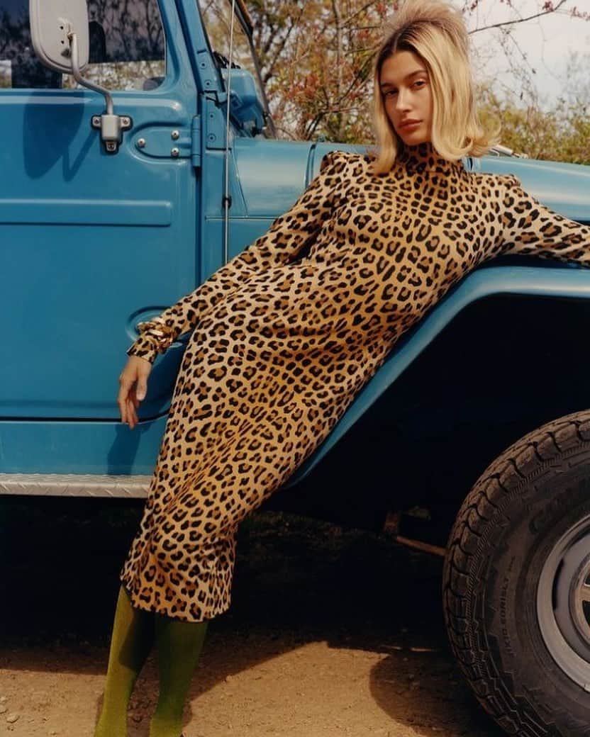 IMG Modelsさんのインスタグラム写真 - (IMG ModelsInstagram)「Slink. 🐆 #HaileyBieber (@haileybieber) stars in the new @wmag. #📷 @colin_dodgson #👗 @saramoonves #👸🏼 #IMGstars」8月9日 2時40分 - imgmodels