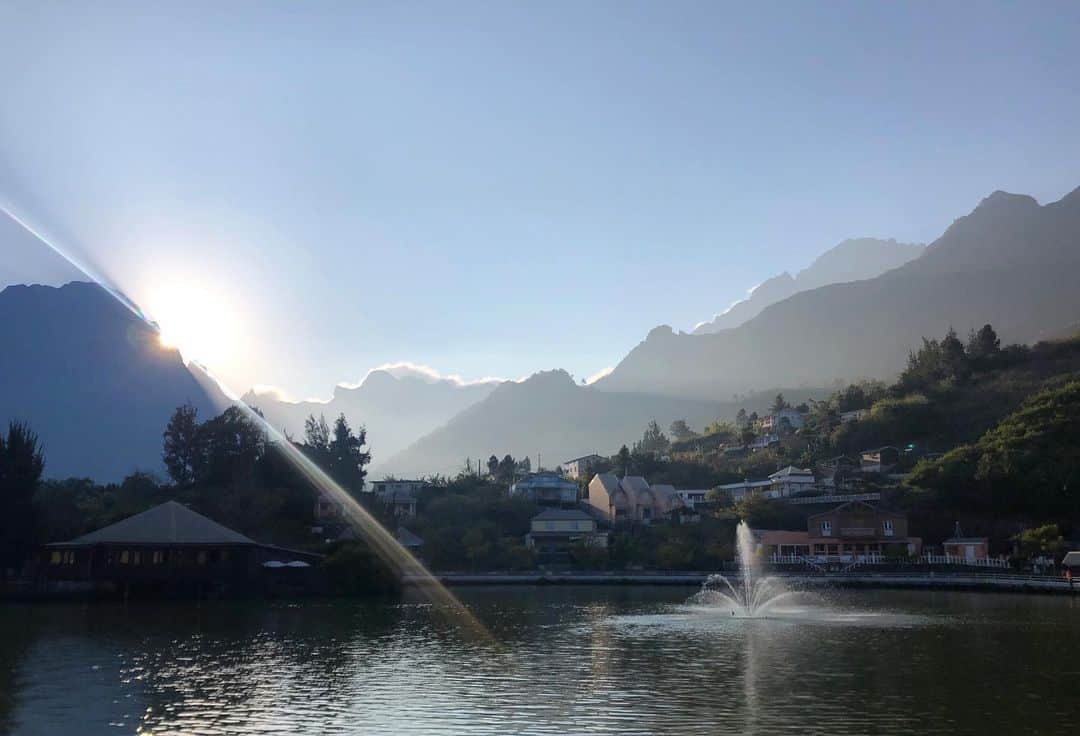 ポーリーヌ・オアロのインスタグラム：「🍻🌄」