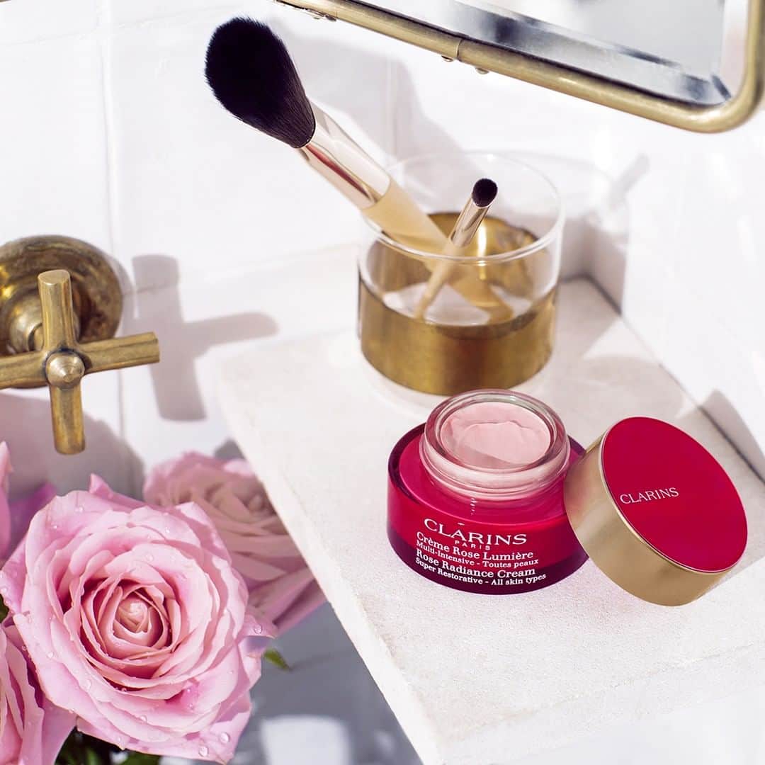 CLARINSさんのインスタグラム写真 - (CLARINSInstagram)「Brighten up your routine! New Rose Radiance Cream, packed with the power of Hibiscus Sabdariffa, delivers a 3-in-1 youthful glow by smoothing skin texture, illuminating complexion and evening skin tone #ClarinsSkincare」8月9日 2時47分 - clarinsusa