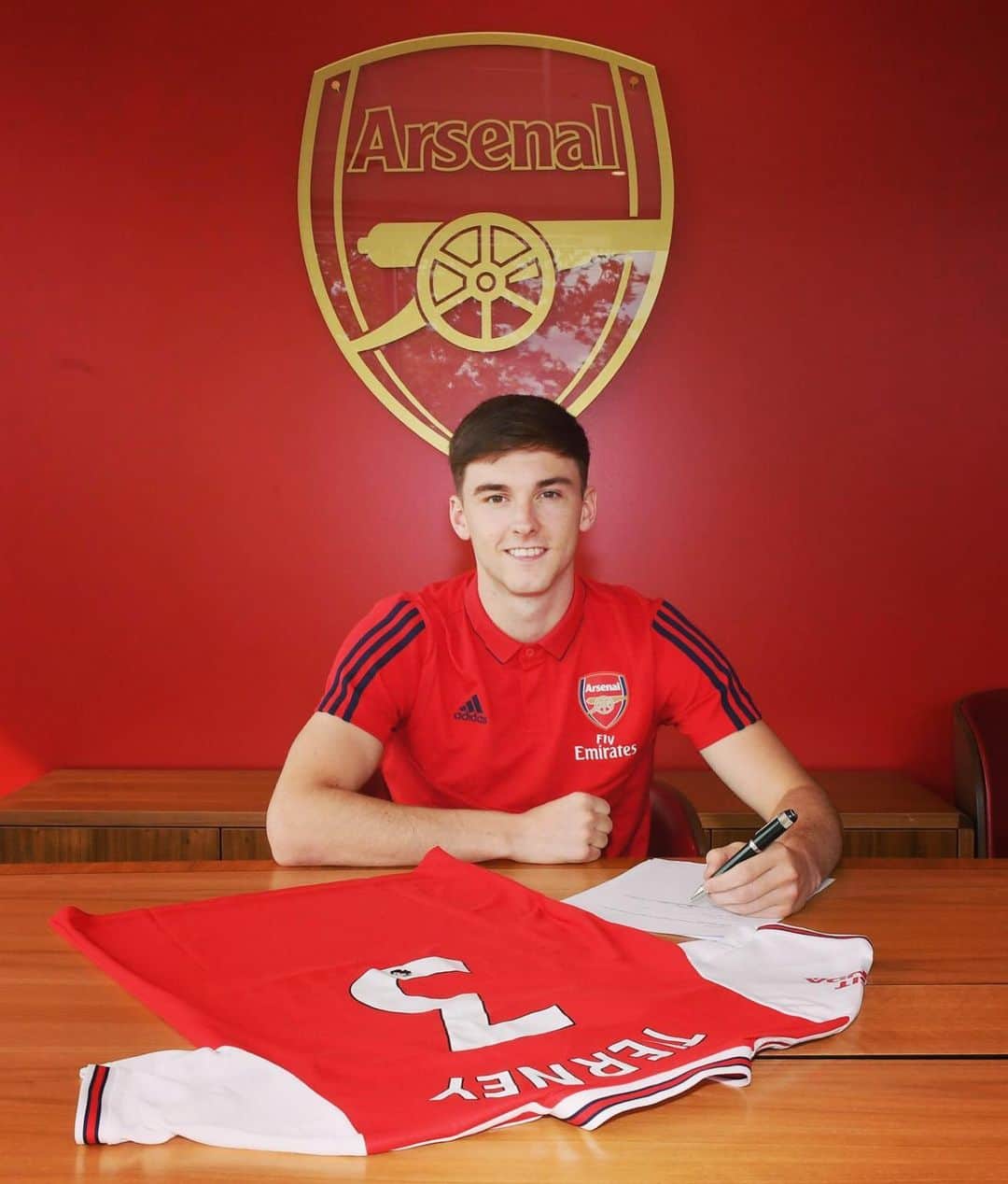 アーセナルFCさんのインスタグラム写真 - (アーセナルFCInstagram)「🖋 Thoughts on our latest signing?  #Arsenal #TimeForTierney #Tierney #AFC #COYG」8月9日 2時48分 - arsenal
