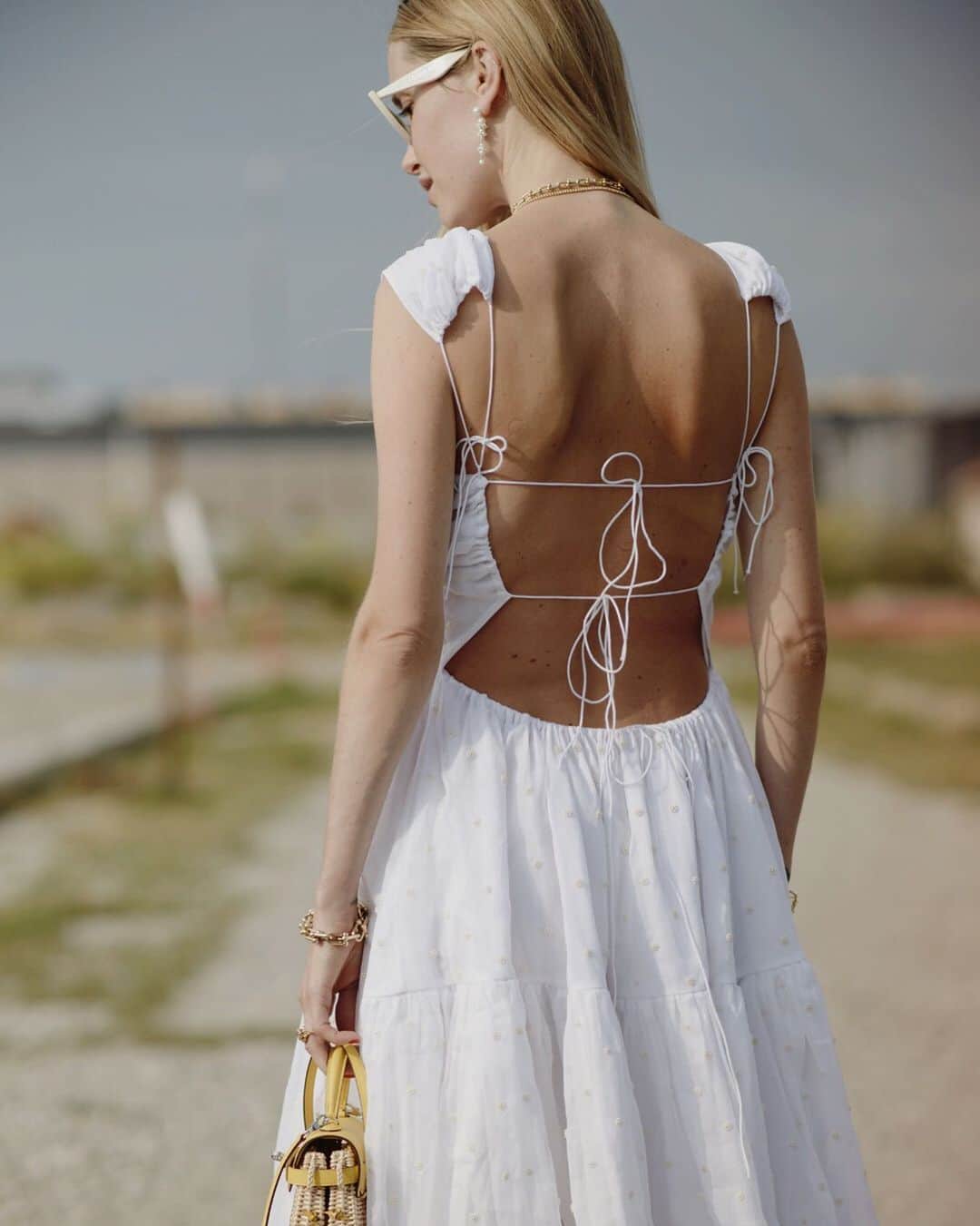 ペニーレ・タイスベックのインスタグラム：「Annonce | Got your back @ceciliebahnsen @sophiebillebrahe 💛 Photo by @streetstylebyemil」