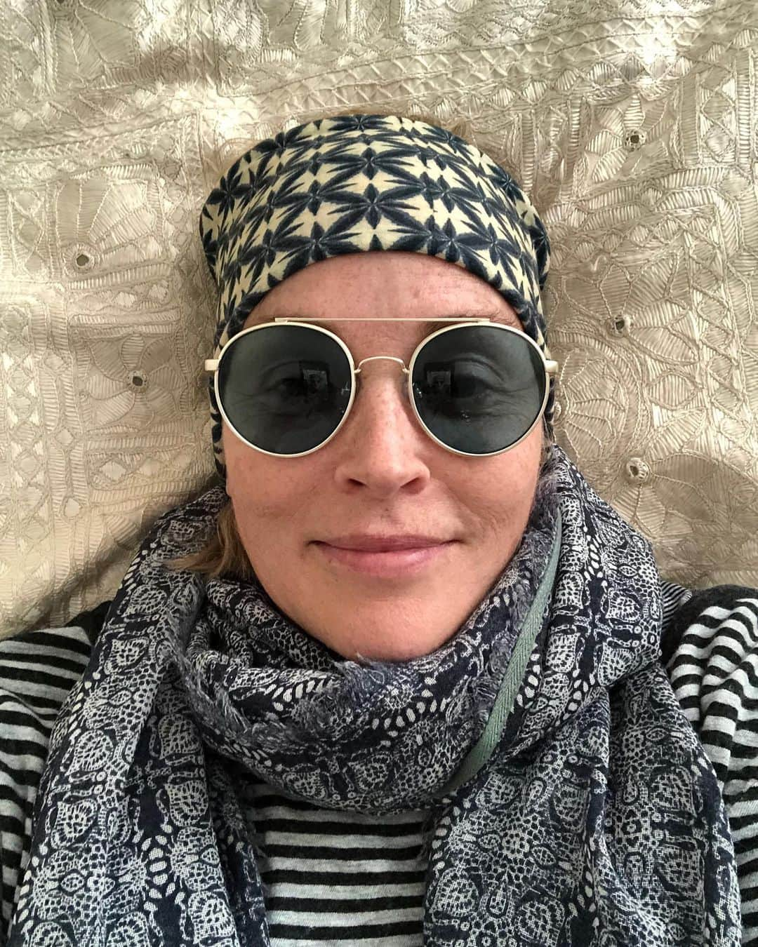 シャロン・ストーンさんのインスタグラム写真 - (シャロン・ストーンInstagram)「I find the laying down selfie the best for over 50.」8月9日 2時58分 - sharonstone