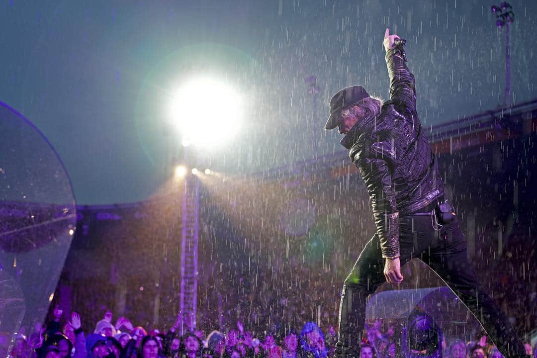 Bon Joviさんのインスタグラム写真 - (Bon JoviInstagram)「Two months ago on a rainy night in Stavenger. Keep posting your memories using #bonjovimemories!  #tbt #thinfstour」8月9日 2時58分 - bonjovi