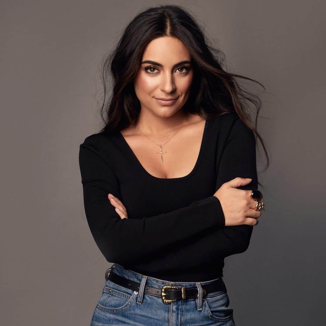 Ana Brenda Contrerasのインスタグラム：「Currently under construction, thank you for your patience ❤️/ En construcción gracias por su paciencia 💋 ✝️ New social media look by @luisdelaluz  @pabloriveraag  @ger_parra  @erickmorenohair  @tousjewelry  @3managementmx  @trianacasados  @bbtalome • • Ellos son el beauty squad pero me cuidan el alma también 💫」