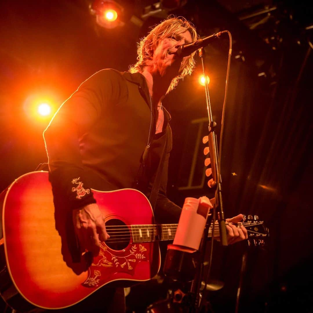 ダフ・マッケイガンさんのインスタグラム写真 - (ダフ・マッケイガンInstagram)「Check out photos from Duff’s May/June US tour. See them in Europe/UK starting later this month!  Photo: @steve_rose」8月9日 3時00分 - duffmckagan