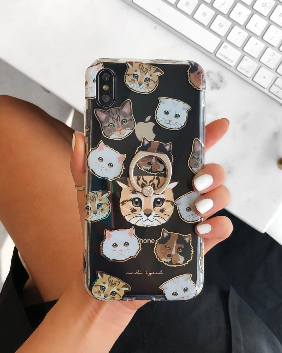 VELVETCAVIARさんのインスタグラム写真 - (VELVETCAVIARInstagram)「Happy #InternationalCatDay 🐱⠀⠀⠀⠀⠀⠀⠀⠀⠀ We're celebrating with our Carli's Cats Case and matching Chai Grip Ring from the limited edition @carlibel x @velvetcaviar Collection. HBU? Get yours @velvetcaviar. #velvetcaviar #cats」8月9日 3時00分 - velvetcaviar