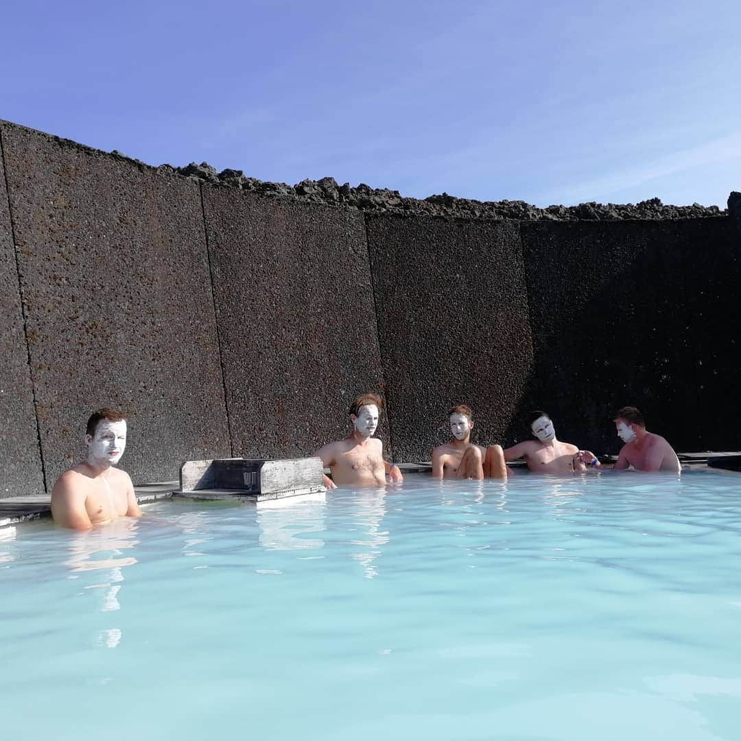 桐島瑞希さんのインスタグラム写真 - (桐島瑞希Instagram)「ブルーラグーンで泥パック🙈 お見苦しくてすみません😂 肌強くないので、目の周り避けた💦 サングラスすると、なんかいい感じ(笑) お兄さん達が面白過ぎて隠し撮りしました。顔わからないから許して🙏💦 #bluelagoon #ブルーラグーン #iceland #アイスランド #アイスランド旅行 #海外生活 #海外旅行 #海外旅行好きな人と繋がりたい #travelphotography #hotsprings #温泉 #旅したくなるフォト #泥パック #美肌効果 #skincare #mudpack」8月9日 3時06分 - mizkirisiii