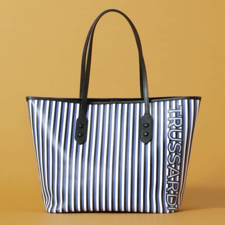 のインスタグラム：「Give your look a contemporary twist with this multi-coloured striped print shopping bag featuring the Trussardi maxi-lettering logo on the side. Find out more on Trussardi.com  #Trussardi #TrussardiBags」