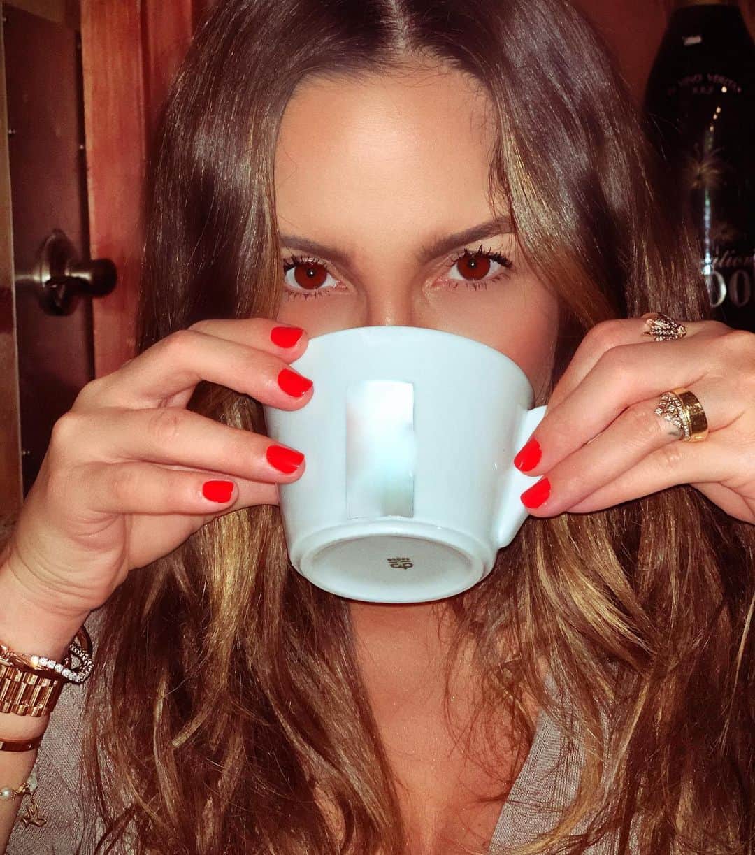 Claudia Leitteのインスタグラム：「“Eu tomo café, a Claudia, Leite!” AMO um “cafezin”! Clique de Rafael, o menino que foi promovido a irmão mais velho. Ps. @jbboninho e @tiagoleifert, fiquem calmos! São só 200ml por dia, durante a gravidez. ;) ☕️」