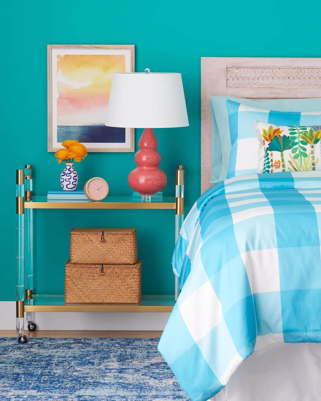 HGTVさんのインスタグラム写真 - (HGTVInstagram)「What do all four of these bedrooms from #HGTVMagazine have in common? A not-so-standard nightstand! That’s right, you can swap your bedside table out for a bar cart, a filing cabinet, floating shelves and even a desk 😵 Wanna know more? Link in bio for all the details ✨ . . . #hgtv #bedroomdecor #bedroomgoals #hgtvhome」8月9日 3時16分 - hgtv
