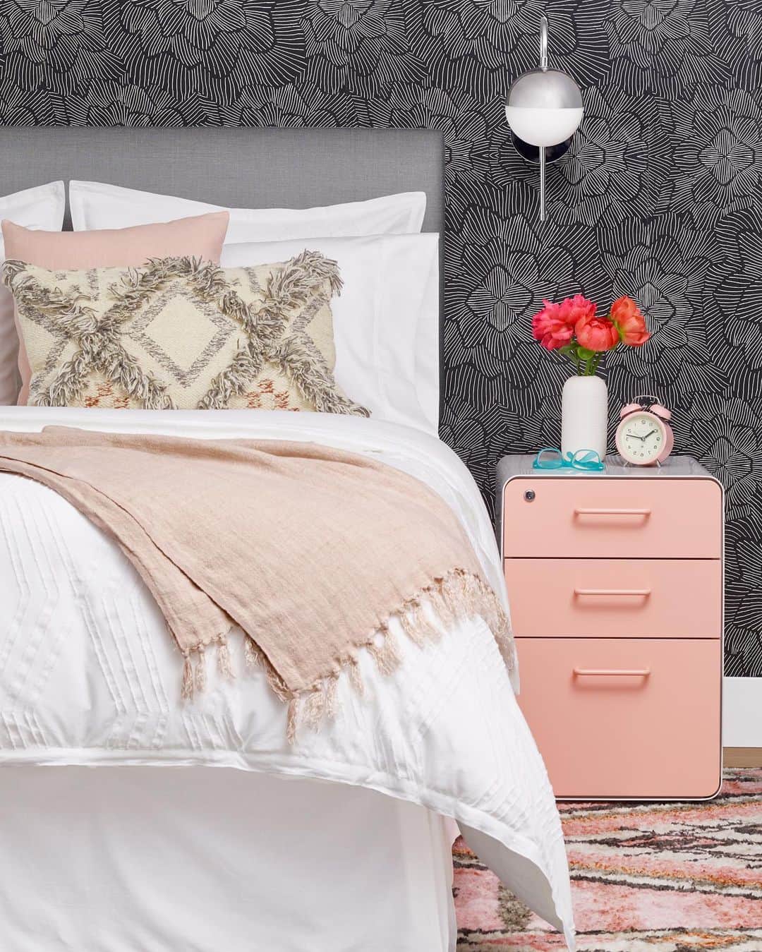 HGTVさんのインスタグラム写真 - (HGTVInstagram)「What do all four of these bedrooms from #HGTVMagazine have in common? A not-so-standard nightstand! That’s right, you can swap your bedside table out for a bar cart, a filing cabinet, floating shelves and even a desk 😵 Wanna know more? Link in bio for all the details ✨ . . . #hgtv #bedroomdecor #bedroomgoals #hgtvhome」8月9日 3時16分 - hgtv